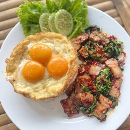 กระเพราหมูกรอบไข่ดาว3เกลอ