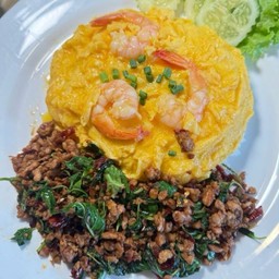 กระเพราเนื้อไข่ข้นกุ้ง