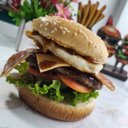 ดีลักซ์เบอร์เกอร์ (ไส้+ไข่+ชีส+เบคอน)