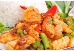 ผัดเครื่องแกงราดข้าว