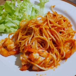 สปาเก็ตตี้ซอสกุ้ง + ไส้กรอกทอด