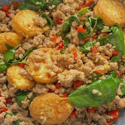 กระเพราเต้าหู้ราดข้าว