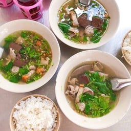 ก๋วยจั๊บ (สามหมู)