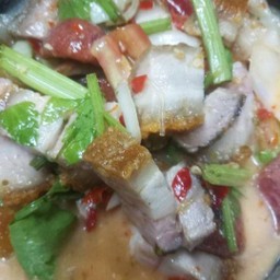 ข้าวราดยำหมูกรอบ