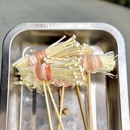 หมูพันเห็ดเข็มทอง