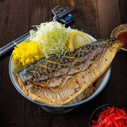 68) ข้าวหน้าปลาซาบะย่างเกลือ