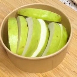 ฝรั่งปอกพร้อมทาน