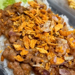 ข้าวราดผัดกระเทียมพริกไทย [เลือกเนื้อสัตว์ด้านใน]