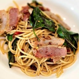 สปาเก็ตตี้เบคอนผัดพริกแห้ง