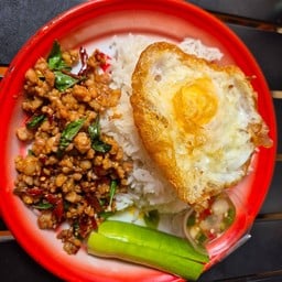 กระเพราหมูสับผัดพริแห้ง