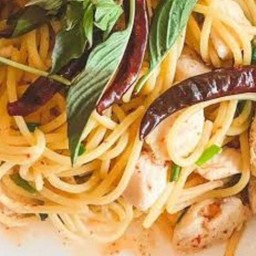 สปาเก็ตตี้ไก่ผัดพริกแห้ง