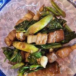 คะน้าหมูกรอบราดข้าว