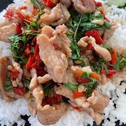ข้าวกะเพราหมูชิ้น
