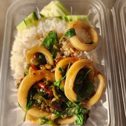 ข้าวราดกระเพราะปลาหมึก