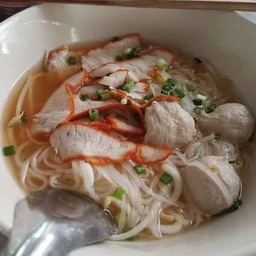 ก๋วยเตี๋ยวน้ำใสหมูแดง+ลูกชิ้น