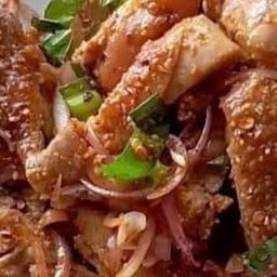 ข้าวหน้าไก่ย่างกะทะน้ำตก