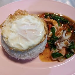 ข้าวผัดกระเพราทะเลไข่ดาว