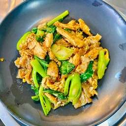 ผัดซีอิ้วอกไก่