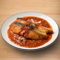ฉู่ฉี่แซลมอน  (Salmon Chuchee in red curry sauce)