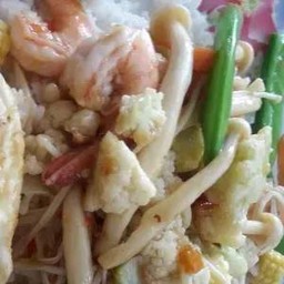 ผัดผักรวมราดข้าว