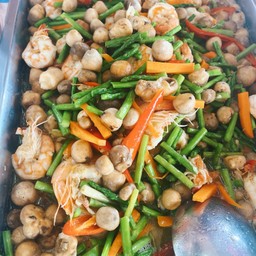 ผัดหน่อไม้ฝรั่งเห็ดฟางใส่กุ้ง