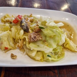 กะหล่ำปลีผัดปลาเค็มเป็นกับข้าว