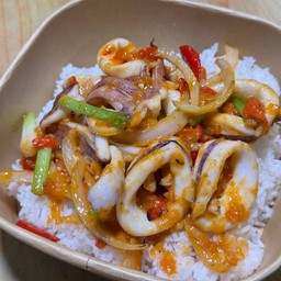 หมึกผัดไข่เค็ม ราดข้าว  เมนูแนะนำ
