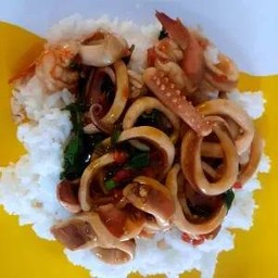 กะเพราราดข้าว