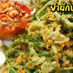 ยำผักบุ้งกรอบ