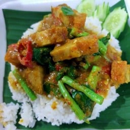 พริกแกงหมูกรอบ