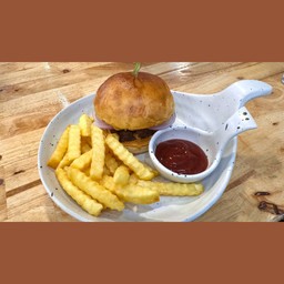 Beef Burger (เบอร์เกอร์เนื้อ) + French Fries (เฟรนช์ฟรายส์)