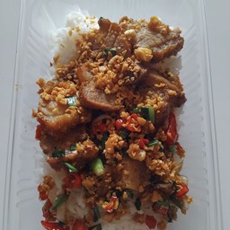 ข้าวหมูกรอบคั่วเกลือ