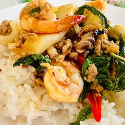 ข้าวกระเพรากุ้งหมูสับ