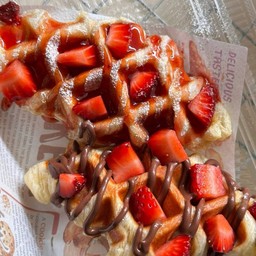 Duo Nutella Strawberry Croffle ( ดูโอ้นูเทลล่าสตอเบอร์รี่ครอฟเฟิล)