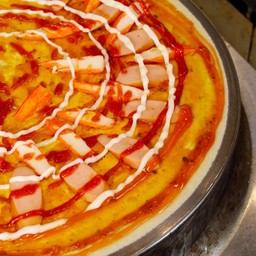 เครป พิซซ่า (ซอสพิซซ่า,ไส้กรอก,ปูอัด,ซอสพริก,มะเขือ,มายองเนส)