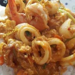 ผัดผงกะหรี่ราดข้าว