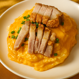 [อร่อยซ่ากับโค้ก] ข้าวไข่ข้นหมูกรอบ พร้อมเกาเหลาลูกชิ้นหมู +โค้กขวด