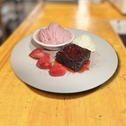 บราวนี่ ทริปเปิ้ล สตรอว์เบอร์รี่ (Delivery)