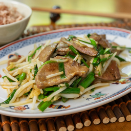 ผัดผักกุยช่ายถั่วงอกตับหมู