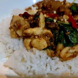 ข้าวกระเพราปลาหมึก