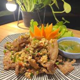 สามชั้นคั่วพริกเกลือ