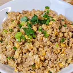 ข้าวผัดหมูจานใหญ่ A large plate of fried rice with pork