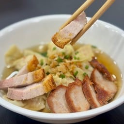 เกี๊ยวน้ำหมูแดง+หมูกรอบ