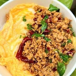 กระเพราหมูสับไข่ข้น