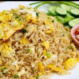 ข้าวผัดไข่ล้วนเล็ก A small plate of fried rice with all eggs.