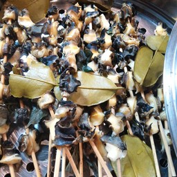 ลาบหอยนา+ข้าวเหนียว+ไข่ต้ม+น้ำเปล่า