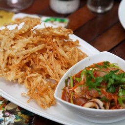 ยำเห็ดเข็มทองทอดกรอบ
