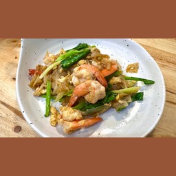 Fried Noodles with Seafood (ผัดหมี่ทะเล)