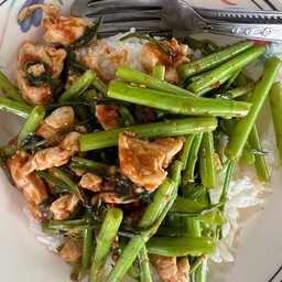 ผัดพริกแกงหมูผักบุ้ง
