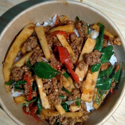 ข้าวหอมมะลิ+ผัดหน่อไม้สด ใส่เนื้อสับ ใบโหระพา